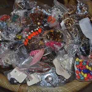 Jewelry Lot fashion necklace all new 80 Pcs diferent styles with tags